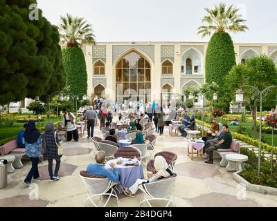 Il cortile del lussuoso Hotel Abbasi, con giardino e sala da tè nella città iraniana di Isfahan, è stato aperto il 25 aprile 2017. | utilizzo in tutto il mondo Foto Stock