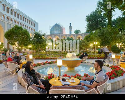 Il cortile del lussuoso Hotel Abbasi, con giardino e sala da tè nella città iraniana di Isfahan, è stato aperto il 25 aprile 2017. | utilizzo in tutto il mondo Foto Stock