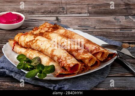 Frittelle con barbabietole e formaggio pasta e salmone Foto Stock