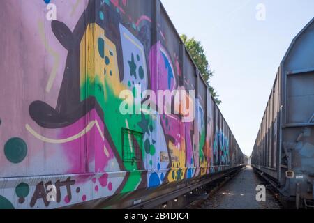 Vecchie automobili colorate dipinte per il trasporto alla stazione, Hoya, Bassa Sassonia, Germania, Europa, Hoya, Bassa Sassonia, Germania, Europa Foto Stock