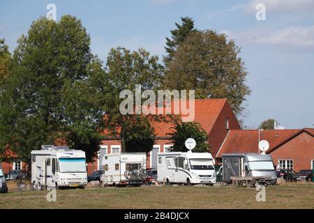 Campeggio con case mobili sulla diga Weser, Hoya, Bassa Sassonia, Germania, Europa Foto Stock