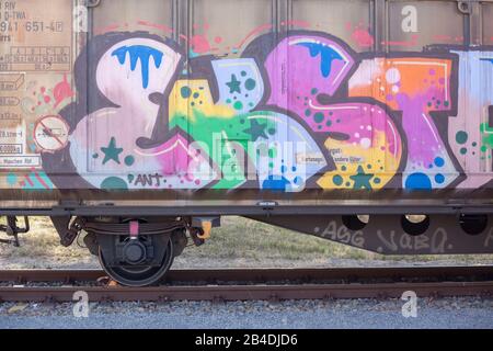 Vecchie automobili colorate dipinte per il trasporto alla stazione, Hoya, Bassa Sassonia, Germania, Europa, Hoya, Bassa Sassonia, Germania, Europa Foto Stock