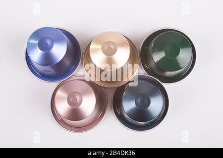 Varie capsule colorate di delizioso caffè su sfondo bianco Foto Stock