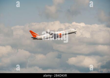 Domodedovo, Russia - 12 maggio 2019: Boeing 767-3Q8 Codice tipo: B763 Royal Flight Airlines decollo all'aeroporto Domodedovo, Regione di Mosca Foto Stock