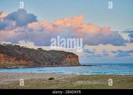 Paesaggio, Spiaggia di ciottoli al tramonto in primavera, nuovo Galles del Sud, Australia, Oceania Foto Stock