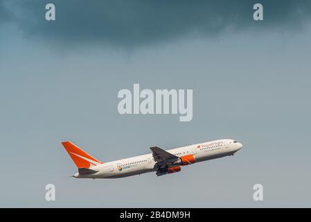 Domodedovo, Russia - 12 maggio 2019: Boeing 767-3Q8 Codice tipo: B763 Royal Flight Airlines decollo all'aeroporto Domodedovo, Regione di Mosca Foto Stock