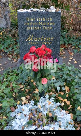 Grab, Marlene Dietrich, Friedhof, Stubenrauchstrasse, Friedenau, Schoeneberg, Berlino, Deutschland / Schöneberg Foto Stock
