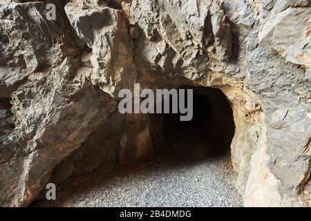 Paesaggio, parete rocciosa, grotta sulla spiaggia di Paligremnos, Creta, Grecia Foto Stock