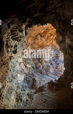 Paesaggio, parete rocciosa, grotta sulla spiaggia di Paligremnos, Creta, Grecia Foto Stock