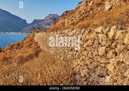 Paesaggio, Paligremnos, muro di pietra naturale, costa, vegetazione, Creta, Grecia Foto Stock