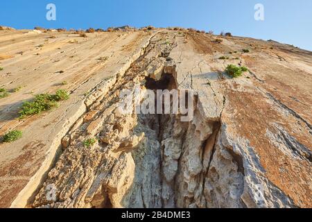 Paesaggio, pareti rocciose sulla spiaggia di Paligremnos sulla costa, vegetazione, Creta, Grecia Foto Stock