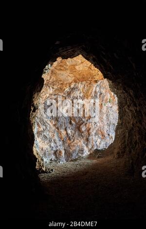 Paesaggio, parete rocciosa, grotta sulla spiaggia di Paligremnos, Creta, Grecia Foto Stock