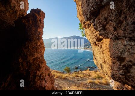 Paesaggio, parete rocciosa, vista dalla grotta sulla spiaggia di Paligremnos, vegetazione, Creta, Grecia Foto Stock