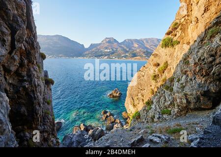 Paesaggio, parete rocciosa, vista dalla grotta sulla spiaggia di Paligremnos, vegetazione, Creta, Grecia Foto Stock