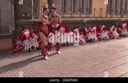 Las PALMAS, SPAGNA - 29 febbraio 2020: Collettivi di musica e danza, murgas e comparsas, partecipano alla principale sfilata di Carnevale mentre attraversa il ci Foto Stock