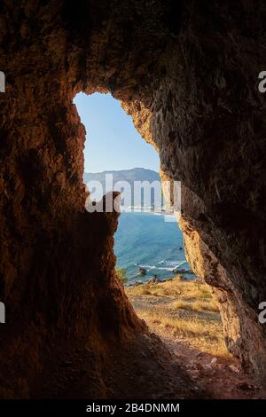 Paesaggio, parete rocciosa, vista dalla grotta sulla spiaggia di Paligremnos, vegetazione, Creta, Grecia Foto Stock