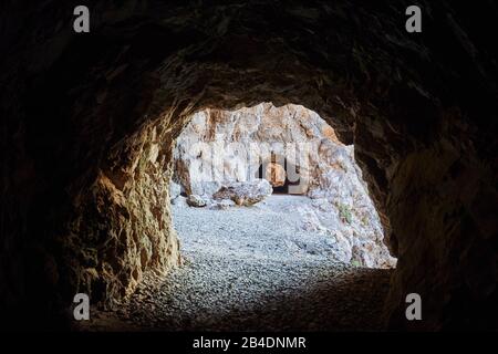 Paesaggio, parete rocciosa, grotta sulla spiaggia di Paligremnos, Creta, Grecia Foto Stock