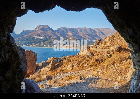 Paesaggio, parete rocciosa, vista dalla grotta sulla spiaggia di Paligremnos, vegetazione, Creta, Grecia Foto Stock