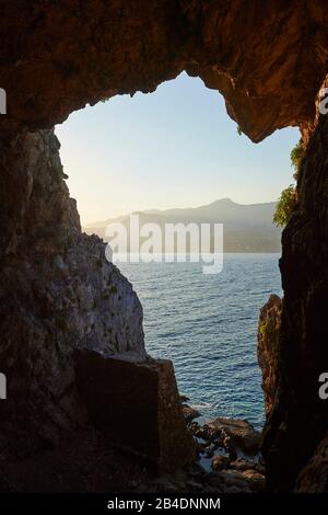 Paesaggio, roccia faccia, vista dalla grotta sulla spiaggia di Paligremnos, Creta, Grecia Foto Stock