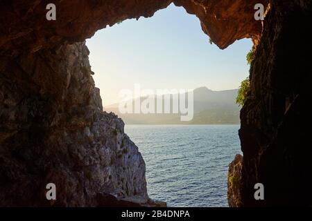 Paesaggio, roccia faccia, vista dalla grotta sulla spiaggia di Paligremnos, Creta, Grecia Foto Stock