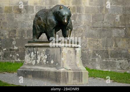 Statua in bronzo di un orso di fronte a Bärenschlössle, Bärenschlösschen, Bärensee, Stoccarda, Baden-Wurttemberg, Germania Foto Stock