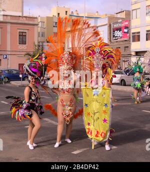 Las PALMAS, SPAGNA - 29 febbraio 2020: Collettivi di musica e danza, murgas e comparsas, partecipano alla principale sfilata di Carnevale mentre attraversa il ci Foto Stock