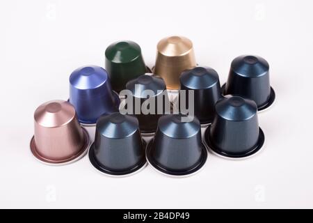 Varie capsule colorate di delizioso caffè su sfondo bianco Foto Stock