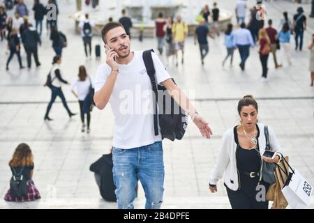 Un giovane greco che parla al telefono in Piazza Syntagma, Atene, Grecia Foto Stock