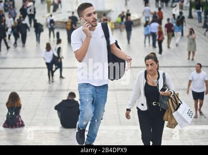 Un giovane greco che parla al telefono in Piazza Syntagma, Atene, Grecia Foto Stock