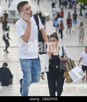 Un giovane greco che parla al telefono in Piazza Syntagma, Atene, Grecia Foto Stock