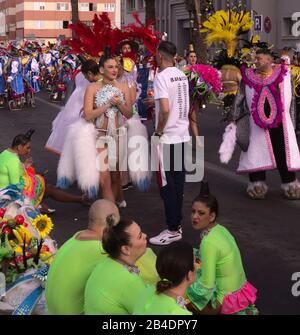 Las PALMAS, SPAGNA - 29 febbraio 2020: Collettivi di musica e danza, murgas e comparsas, partecipano alla principale sfilata di Carnevale mentre attraversa il ci Foto Stock