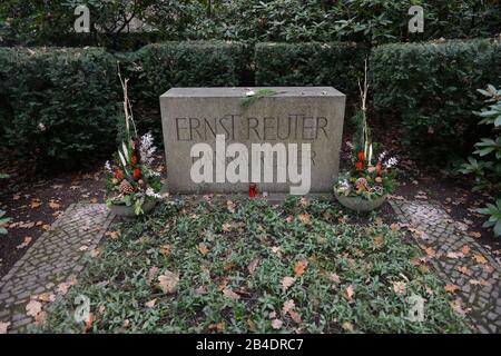 Grab, Ernst Reuter, Waldfriedhof, Potsdamer Chaussee, Zehlendorf, Berlino, Deutschland Foto Stock