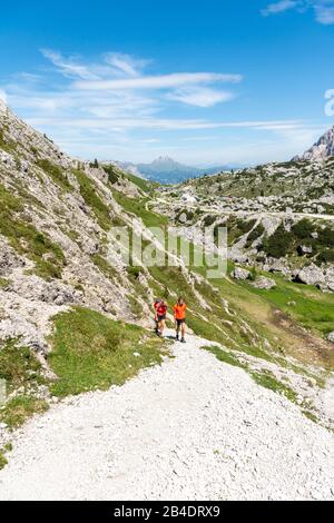 Valparaiso, Dolomiti, Provincia Di Belluno, Veneto, Italia, Europa. Escursionisti sulla strada per il Goiginger Stollen al Hexenstein Foto Stock