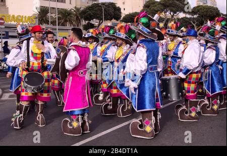 Las PALMAS, SPAGNA - 29 febbraio 2020: Collettivi di musica e danza, murgas e comparsas, partecipano alla principale sfilata di Carnevale mentre attraversa il ci Foto Stock