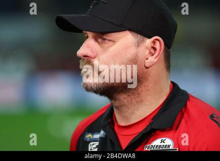 Paderborn, Germania. 06th Mar, 2020. Calcio: Bundesliga, SC Paderborn 07 - 1st FC Colonia, 25th matchday nella Benteler Arena. Il coach Paderborn Steffen Baumgart è a margine prima del gioco. Credito: Friso Gentsch/dpa - NOTA IMPORTANTE: In conformità con le norme del DFL Deutsche Fußball Liga e del DFB Deutscher Fußball-Bund, è vietato sfruttare o sfruttare nello stadio e/o dal gioco fotografato sotto forma di immagini di sequenza e/o serie di foto video-simili./dpa/Alamy Live News Foto Stock