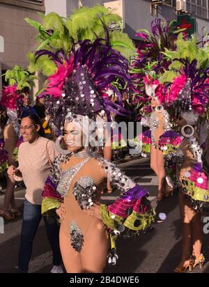 Las PALMAS, SPAGNA - 29 febbraio 2020: Collettivi di musica e danza, murgas e comparsas, partecipano alla principale sfilata di Carnevale mentre attraversa il ci Foto Stock