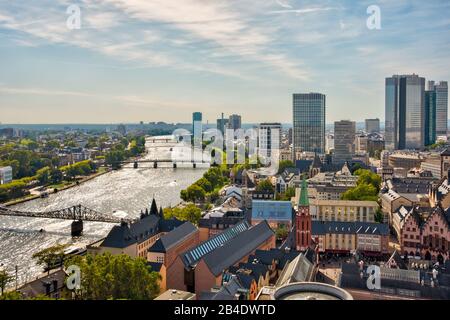 Paesaggio urbano con il fiume principale a Francoforte (Germania) Foto Stock