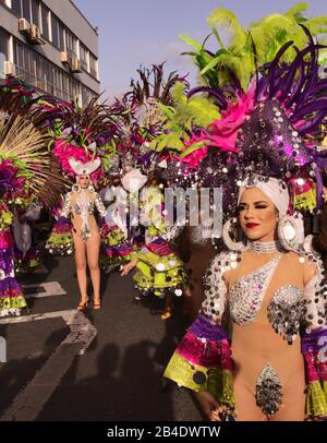 Las PALMAS, SPAGNA - 29 febbraio 2020: Collettivi di musica e danza, murgas e comparsas, partecipano alla principale sfilata di Carnevale mentre attraversa il ci Foto Stock