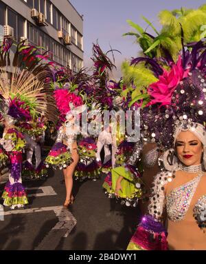 Las PALMAS, SPAGNA - 29 febbraio 2020: Collettivi di musica e danza, murgas e comparsas, partecipano alla principale sfilata di Carnevale mentre attraversa il ci Foto Stock