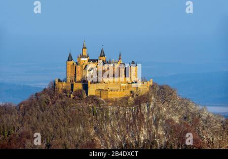 Germania, Baden-Württemberg, Hechingen, Castello Hohenzollern, vista AP dal Corno di Zeller vicino Albstadt - Onstmettingen Foto Stock