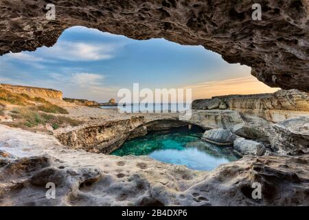 Melendugno, Provinz Lecce, Salento, Puglia, Italia, Europa. Die Grotta della Poesia bei Sonnenaufgang Foto Stock