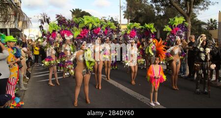 Las PALMAS, SPAGNA - 29 febbraio 2020: Collettivi di musica e danza, murgas e comparsas, partecipano alla principale sfilata di Carnevale mentre attraversa il ci Foto Stock