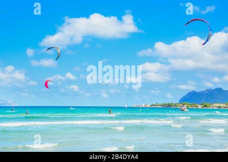 Kitesurfing Alla Spiaggia Di Alcudia, Mallorca, Isole Baleari, Spagna, Europa Foto Stock