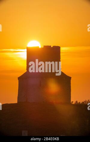 La chiesa di San Nicola a Nin, Croazia al tramonto con cielo arancione Foto Stock