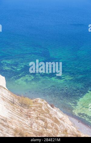 Europa, Dänemark, Møn, Blick von den Kreidefelsen (Møns Klint) auf die hellgrüne Uferzone der Ostsee (die Farbe kommt von dem 2007 hier abgestürzten S. Foto Stock