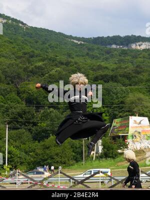 DAKHOVSKY, RUSSIA - 25 LUGLIO 2015: Il ragazzo Cherkes in un vestito nazionale Adyghe danza tradizionale. Il Festival 'Lago-Naki: Kunatskaya' Foto Stock