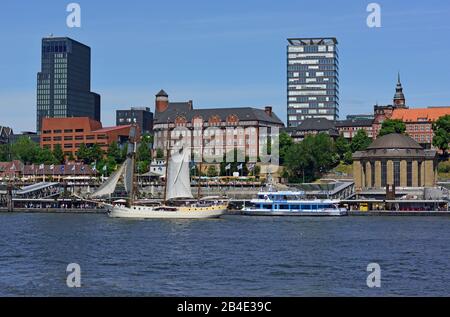 Europa, Germania, Città anseatica di Amburgo, St. Pauli, Landungsbrücken, Elba, vista sul fiume Elba sullo skyline, cupola Alter Elbtunnel, Foto Stock