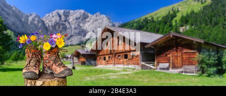 Wanderschuhe mit Blumen in schöner bayerischer Landschaft [M] Foto Stock