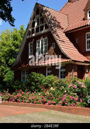 Europa, Germania, Amburgo, Bergedorf distretto, Schloßstr., villa di città con rose, clinker, tetto di tegole rosse, Foto Stock