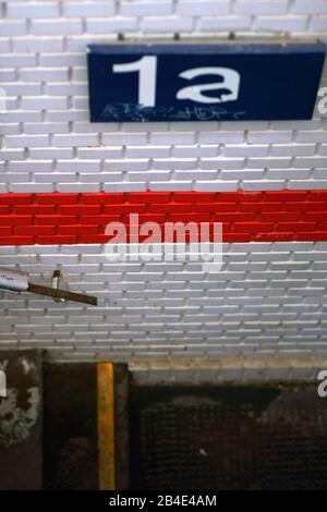 La vista in pianta di un tunnel uscire alla stazione con un numero di treno e piastrelle. Foto Stock